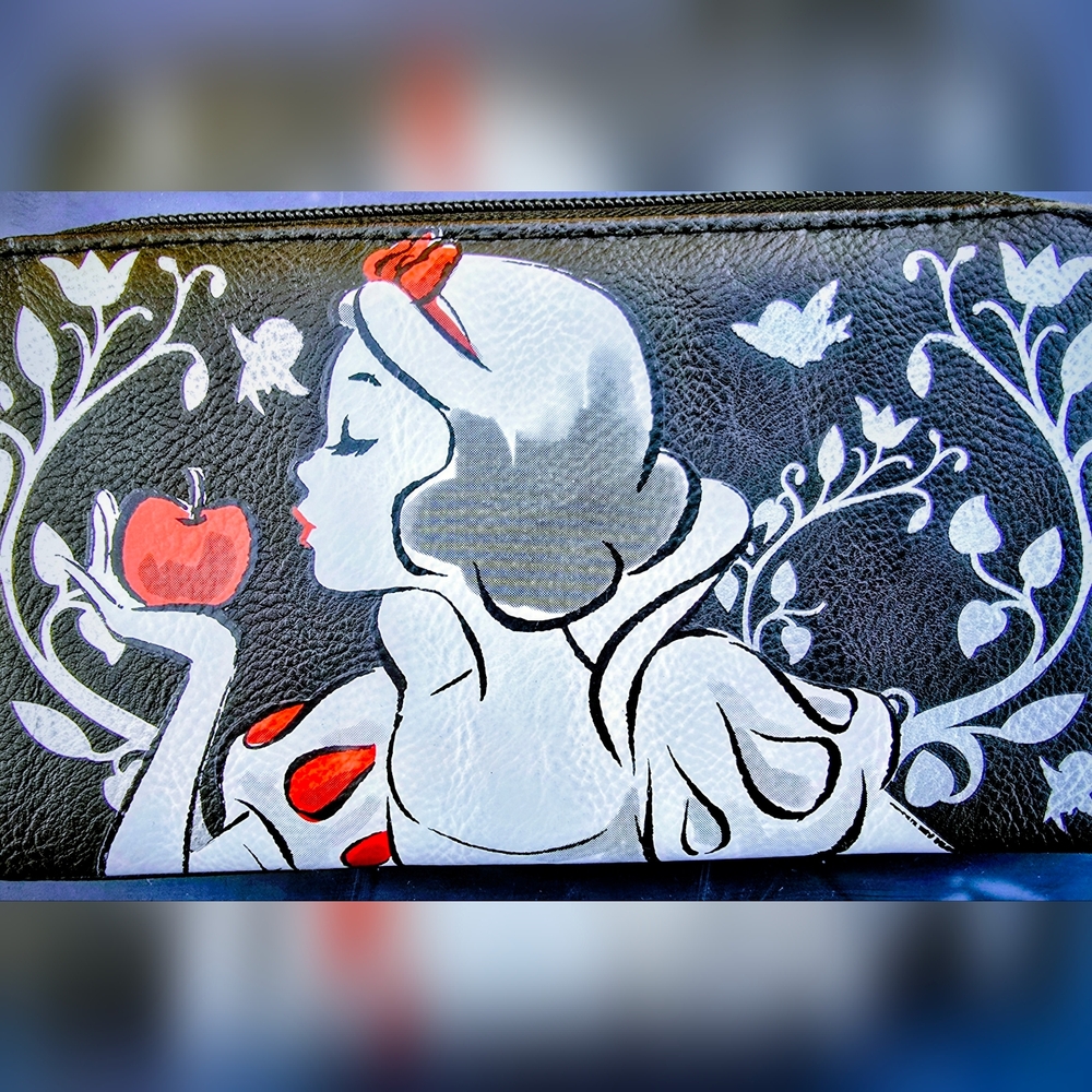 Snow White "Fairest of Them All" Large 12 Card Slot Wallet
